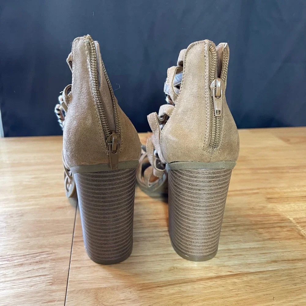 NEW Indigo Rd Womens Tan Faux Suede Gladiator Block Heel Tassel Sandals Size 11M